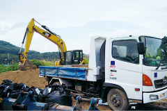 Kanamoto hydraulic excavator and truck used for decontam-ination work in Iitate Village, Fukushima Prefecture. Kanamoto hydraulic excavator and truck used for decontam-ination work in Iitate Village, Fukushima Prefecture. 